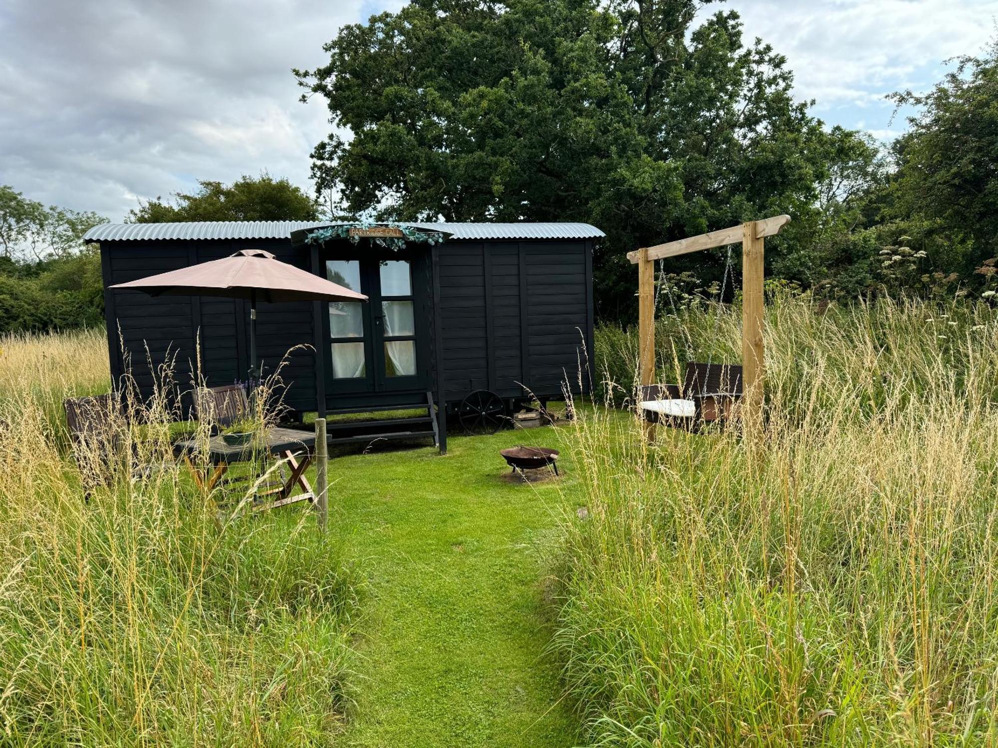 Blue Sky Huts Hotel Chediston Exterior photo